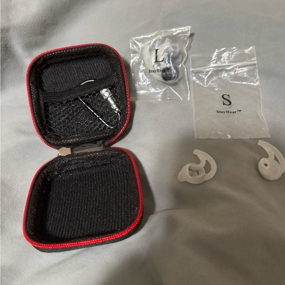 AirPods semihard case w/ small and large ear grips - Picture 2 of 6